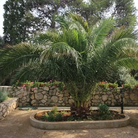 With A Parking Space Muline בית הארחה